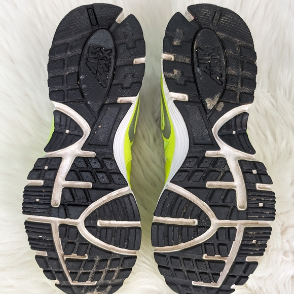 Nike MaxRun Lite 4 running shoes, Youth size 7, yellow - Picture 5 of 10